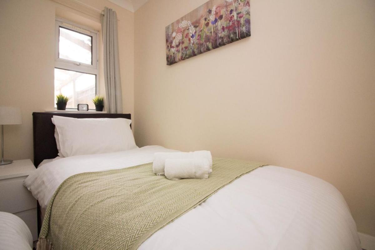 Stayzo Penthouse Accommodation 2- Premier Lodge Саутгемптон Екстер'єр фото